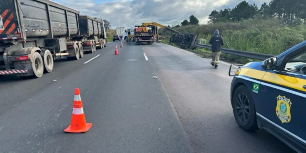PRF trabalha para retirar um caminhão tombado às margens da rodovia