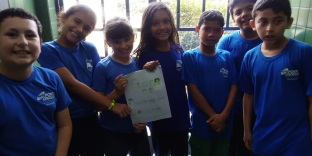 Com as pesquisas realizadas, os alunos confeccionaram um livro coletivo sobre a flora dos Campos Gerais