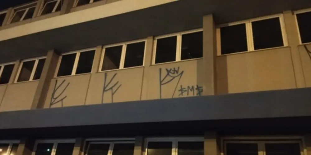 Agentes de segurança flagraram o menor de idade pichando o prédio da UEPG