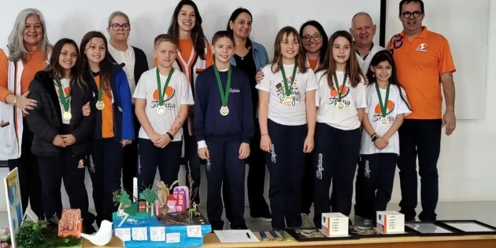 734 estudantes, de 22 escolas, receberam medalhas pelo concurso social dos trabalhos produzidos diretamente do Isopor®