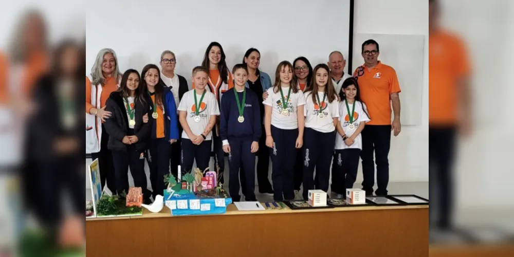 734 estudantes, de 22 escolas, receberam medalhas pelo concurso social dos trabalhos produzidos diretamente do Isopor®