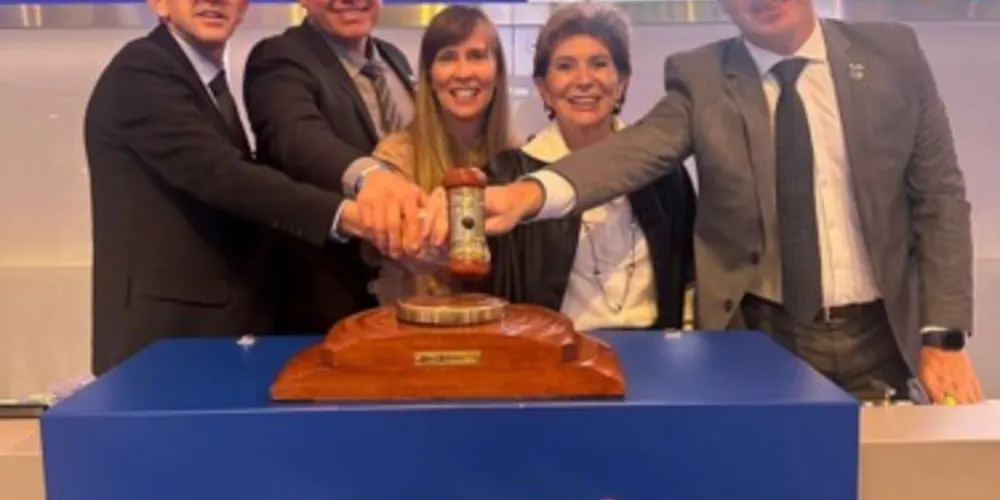 Comitiva de autoridades de Ponta Grossa e representantes dos consórcios esteve presente na Bolsa de Valores acompanhando a sessão pública para concessão dos serviços