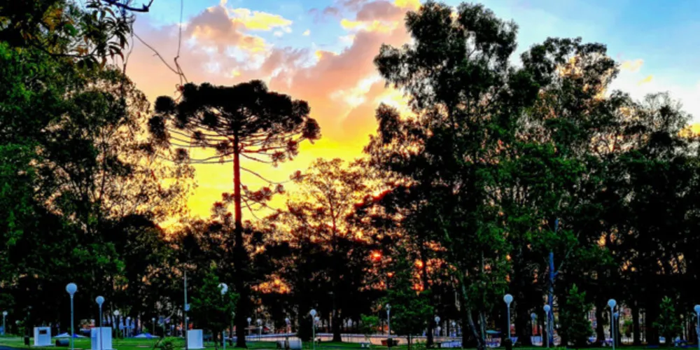 Imagem mostra a Praça Monteiro Lobato, no Jardim Carvalho