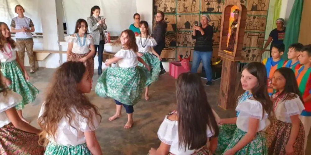O objetivo da visita foi apresentar símbolos da cultura negra, integrar os estudantes e apresentar a região onde moram alguns dos colegas que estudam na escola