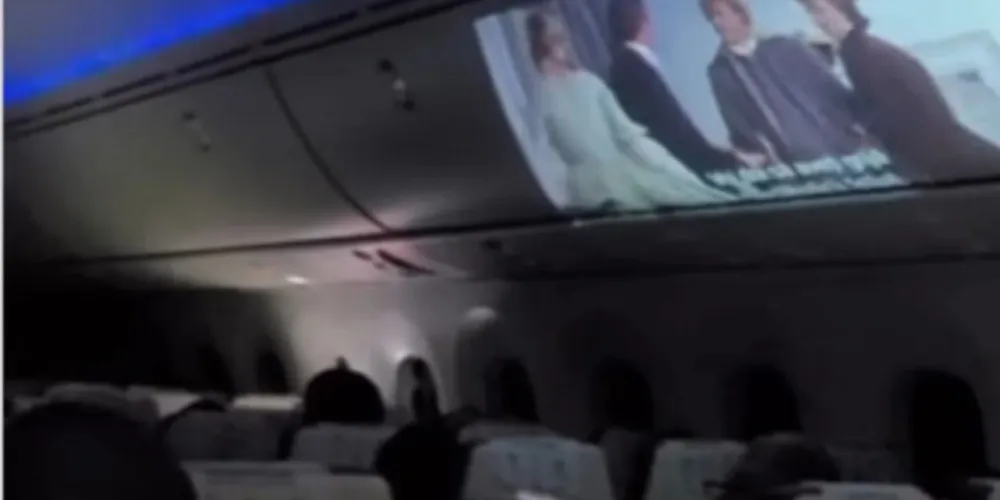 Algumas cenas do vídeo mostram o avião na escuridão durante a transmissão do filme The Patriot