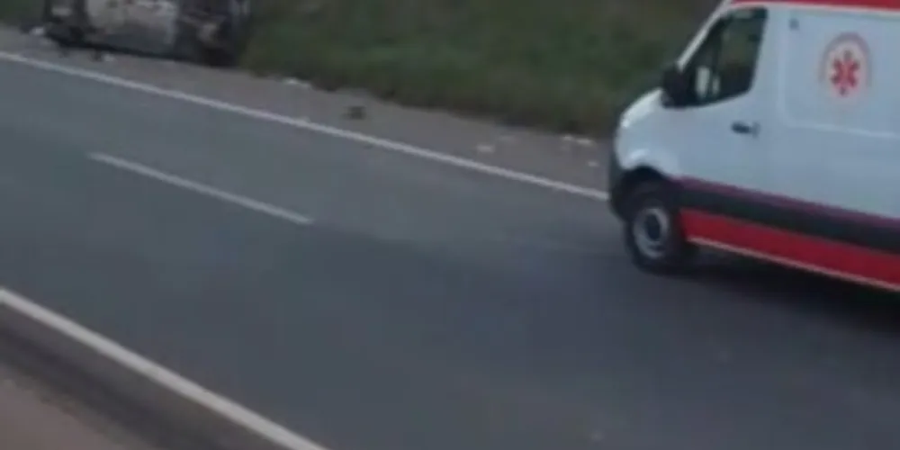 Carro teria capotado após colidir contra anteparo na rodovia