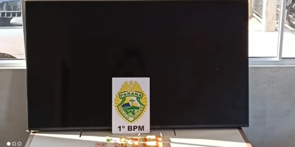 Homem carregava um televisor quando foi abordado pelos policiais