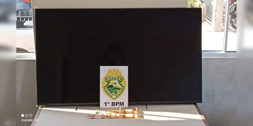 Homem carregava um televisor quando foi abordado pelos policiais