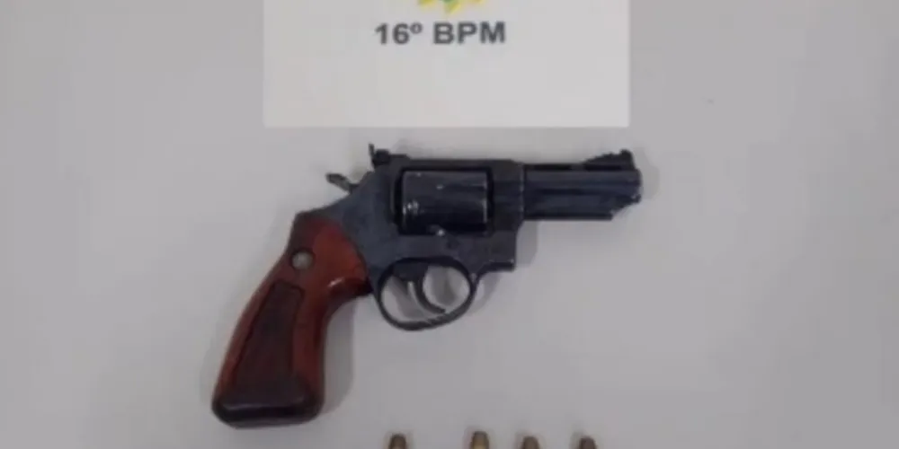 Arma foi apreendida, junto com quatro munições intactas