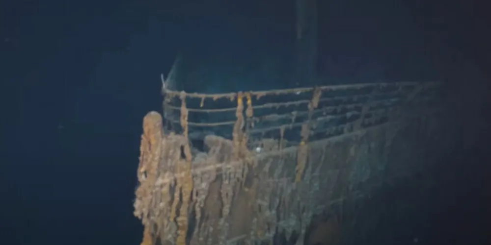 Embora boa parte de sua carcaça aparente estar bastante intacta, a verdade é que partes do navio implodiram enquanto ele afundava