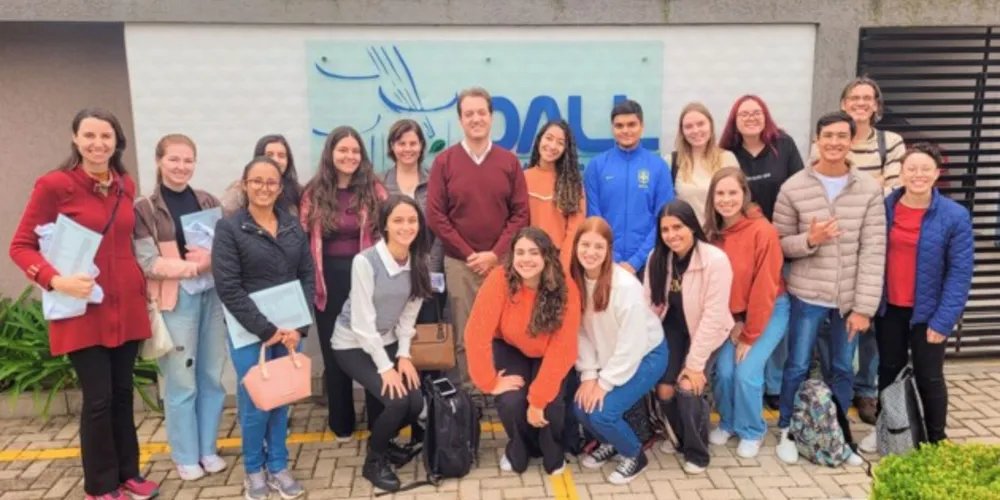 Alunos e professores do curso de Farmácia da UEPG, realizaram visita técnica à sede de empresa farmacêutica em Curitiba