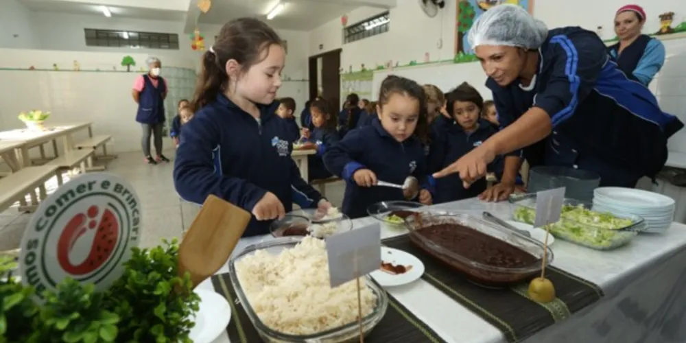 Em Ponta Grossa, projeto ‘Vamos Comer e Brincar’, da Educação Infantil, utiliza jogos, brincadeiras e estratégias inovadoras para introduzir hábitos alimentares saudáveis por meio da alimentação escolar