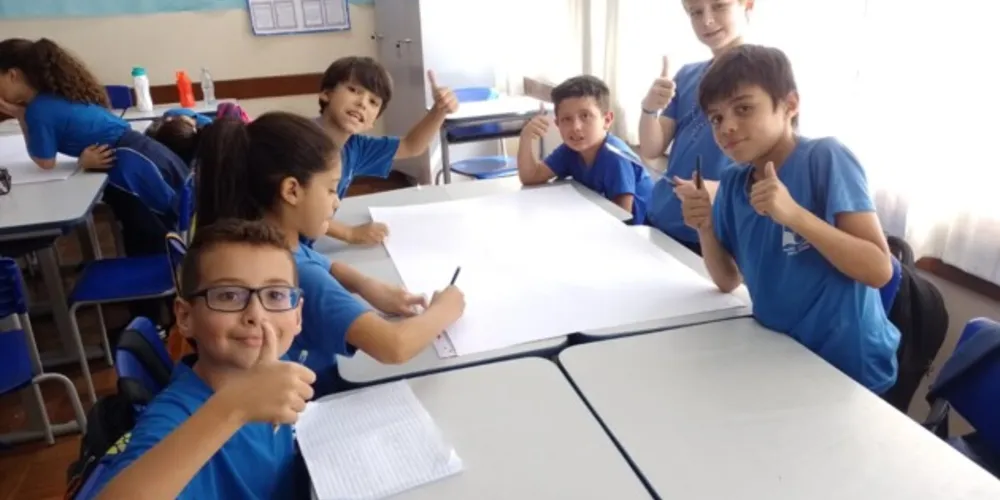 As tarefas em grupo despertam nos alunos o respeito mútuo e o compartilhamento de ideias, visando resolver o problema da atividade