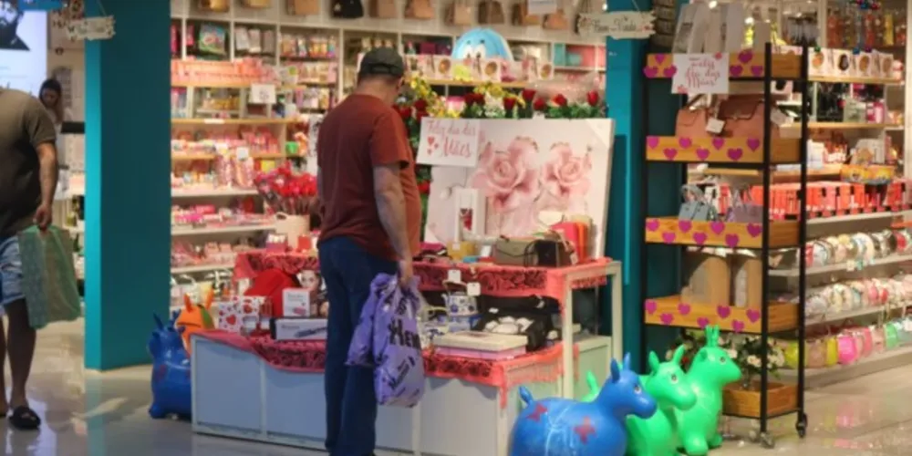 Média de vendas está superior às registradas em 2022. Neste sábado (13), perspectiva é de grande movimentação nas lojas para o Dia das Mães