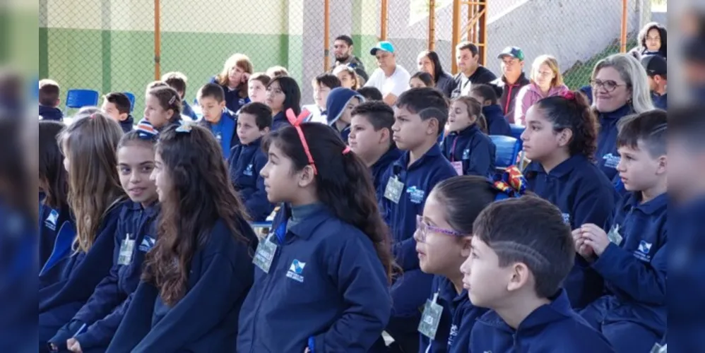 Como atividade inicial, os alunos participaram de uma palestra com o médico veterinário Robson Klimionte