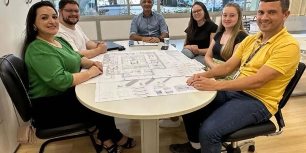 Elisangela Pedroso (PSB), esteve reunida com equipes técnicas da Secretaria de Estado da Saúde