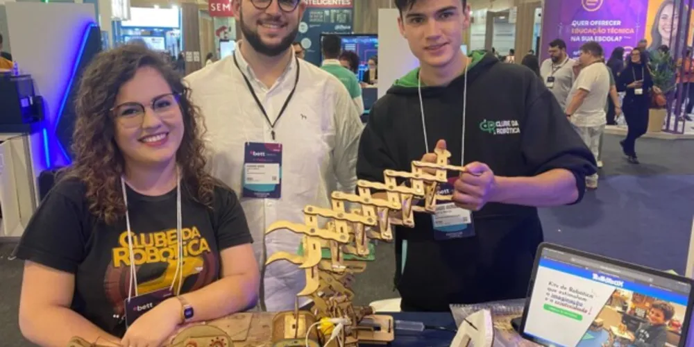 O Clube da Robótica participa da área de startups da feira e fez uma apresentação pitch para os visitantes