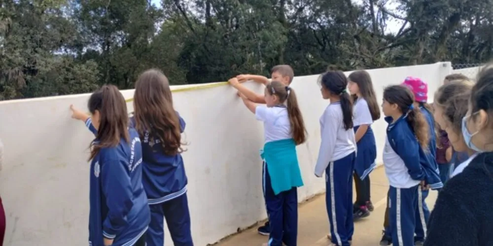 Alunos mediram vários aspectos da  do espaço escolar