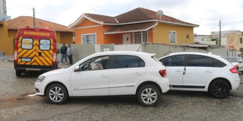 O Citroën C4 seguia pela rua Miguel Calmon, sentido Centro, quando acabou atingido por um Volkswagen Gol