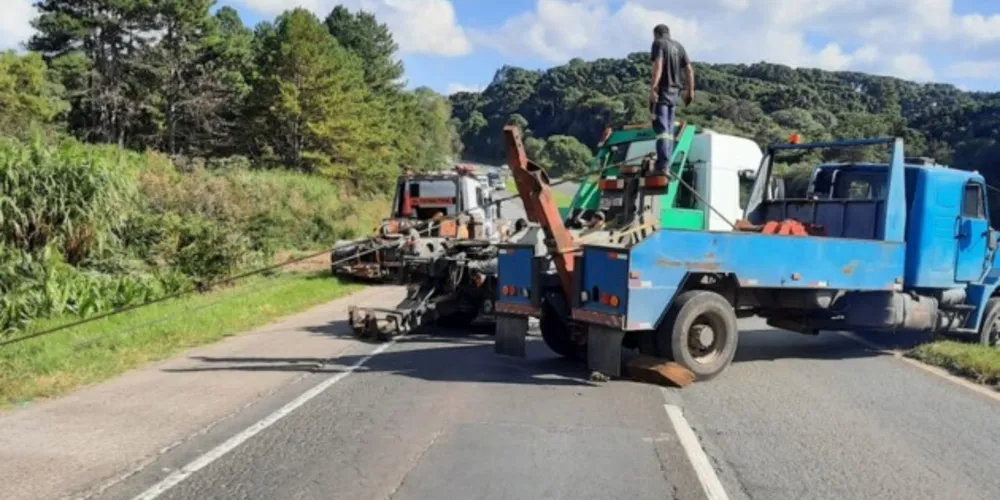 Guinchos fizeram a retirada do caminhão na tarde deste sábado na PR-151