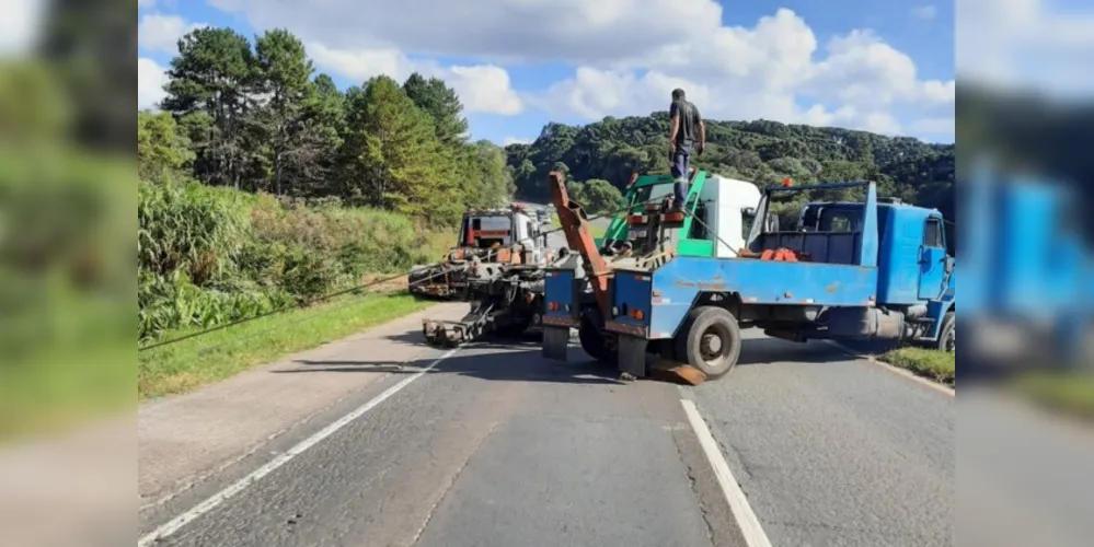 Guinchos fizeram a retirada do caminhão na tarde deste sábado na PR-151