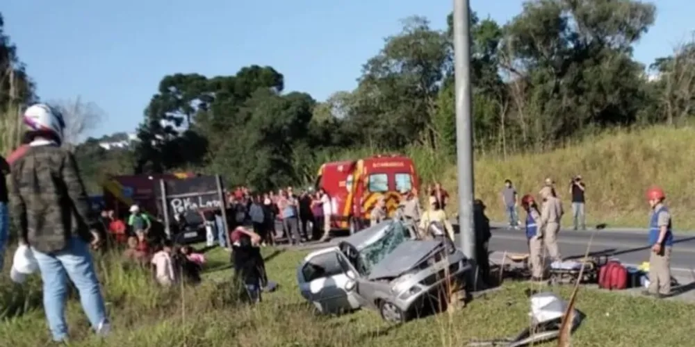Automóvel bateu contra um poste de sinalização da rodovia