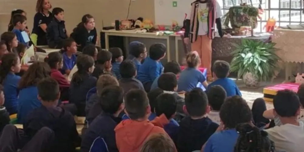 Os alunos realizaram uma extensa pesquisa sobre a convidada em jornais e internet e durante a contação de histórias conversaram e fizeram uma entrevista com Lucélia Clarindo