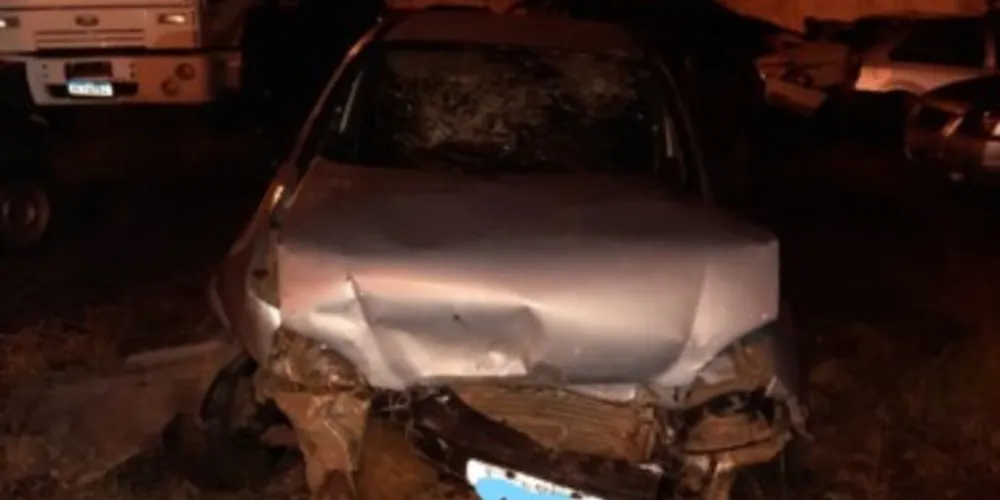 Na PR-092, um Chevrolet Corsa capotou e duas pessoas foram atendidas