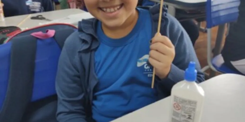 Os alunos confeccionaram palitoches representando flores, um símbolo da pureza infantil