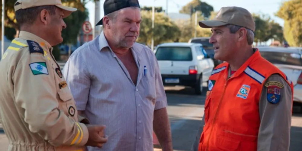 Prefeito Artur Butina acompanhou a entrega do material