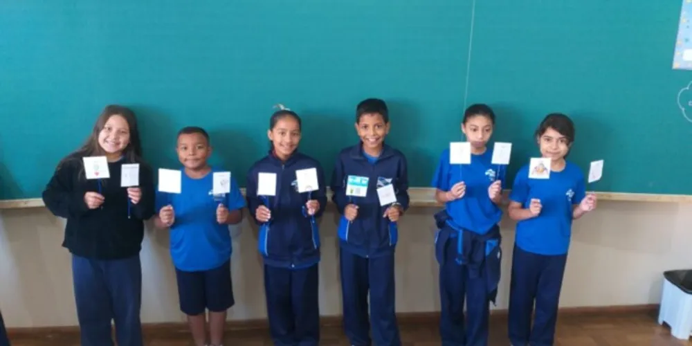 Os alunos puderam estudar o significado das expressões e posteriormente confeccionar cartazes com ilustrações que representavam o tema trabalhado