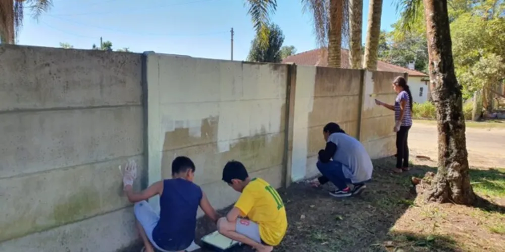 Os alunos participaram de todo o processo de revitalização do espaço, desde as conversas iniciais até o momento de limpeza e pintura do local