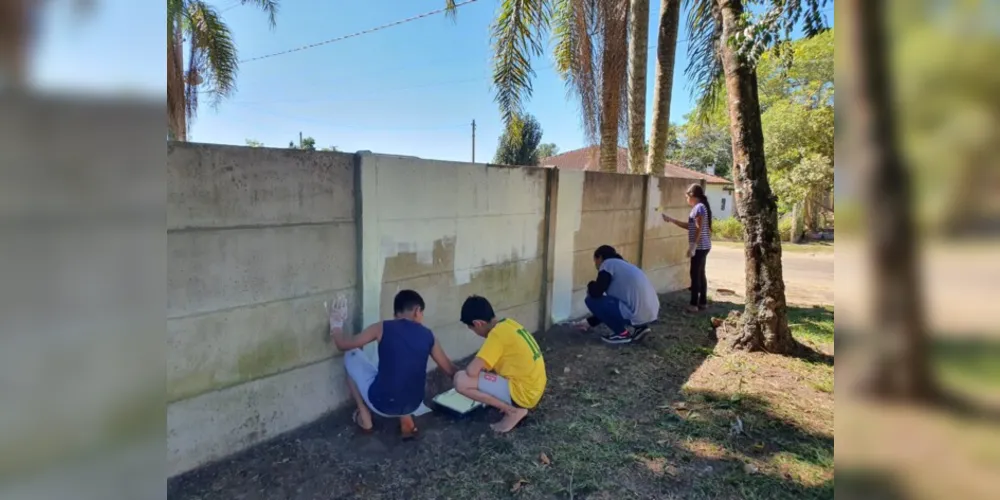 Os alunos participaram de todo o processo de revitalização do espaço, desde as conversas iniciais até o momento de limpeza e pintura do local