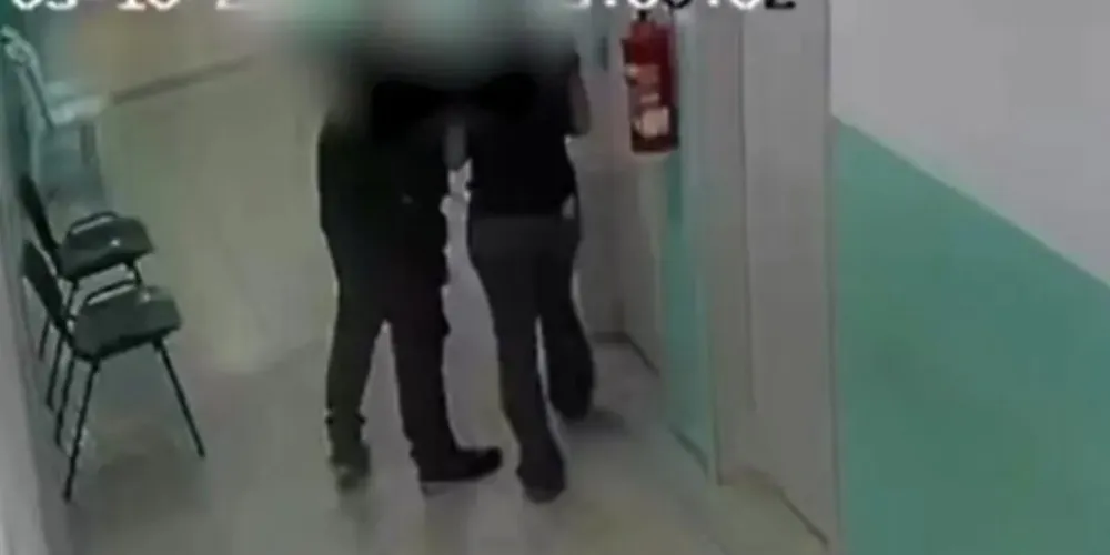 No interior da UPA de Adrianópolis, o médico teria agarrado a vítima, de 23 anos, tentando beijá-la na boca