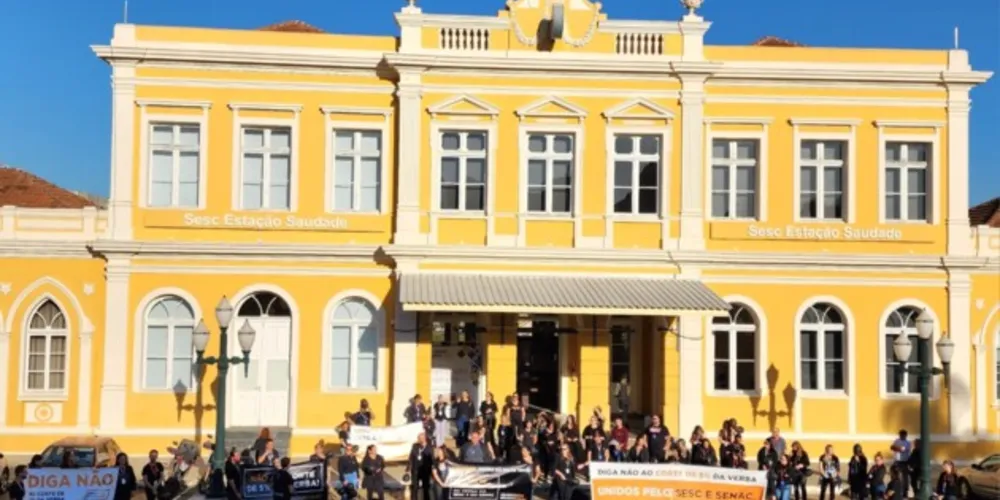 Manifestantes protestavam contra o Projeto de Lei que retira 5% dos recursos do Sesc e do Senac