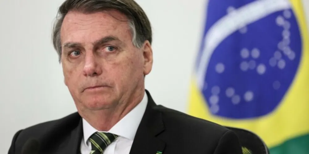 A PF investiga Bolsonaro e outras 15 pessoas por infração de medida sanitária preventiva, associação criminosa, inserção de dados falsos em sistemas de informação e corrupção de menores