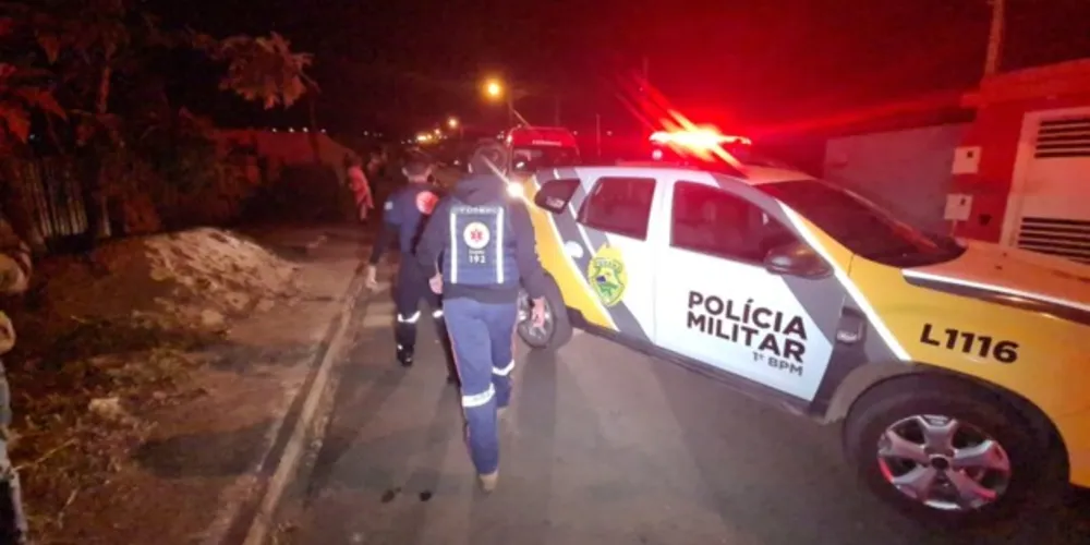 Informações preliminares apontam que o rapaz foi atingido com três disparos. Equipes da Polícia Militar isolaram a área