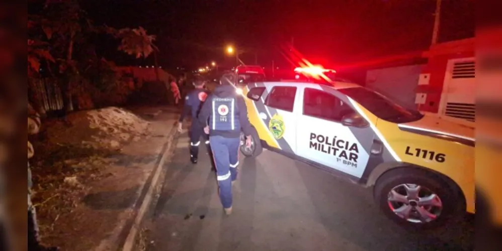 Informações preliminares apontam que o rapaz foi atingido com três disparos. Equipes da Polícia Militar isolaram a área