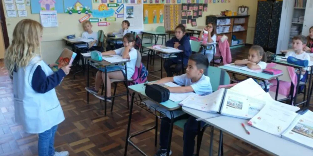 Outros 'ofícios' contam como distribuir atividades e apagar o quadro