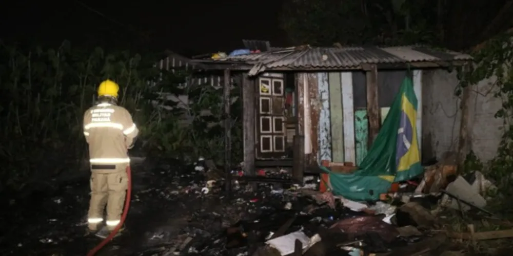 Incêndio foi percebido por volta da 1 hora da manhã desta quinta