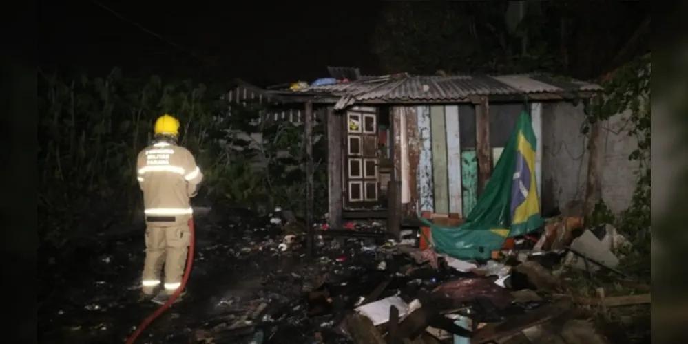 Incêndio foi percebido por volta da 1 hora da manhã desta quinta