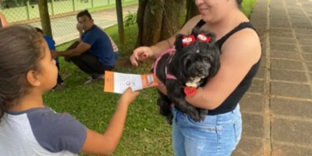Como complemento as atividades desenvolvidas em sala, os alunos realizaram uma panfletagem na saída da aula