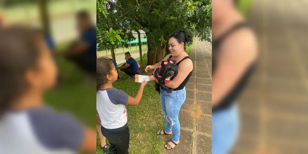 Como complemento as atividades desenvolvidas em sala, os alunos realizaram uma panfletagem na saída da aula