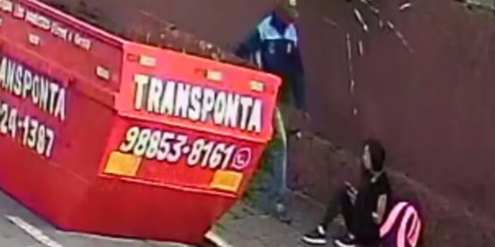 Homem estava com uma jaqueta azul