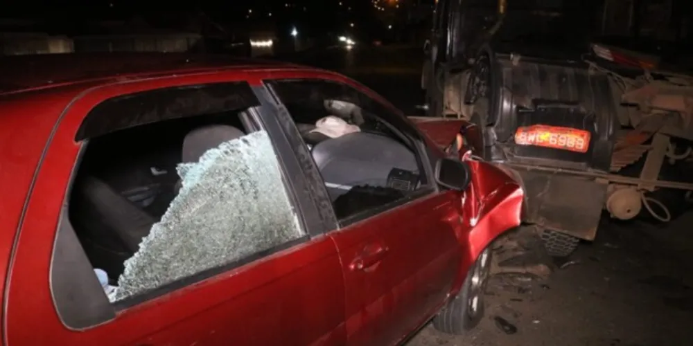 Ocupantes foram atingidos pelos estilhaços dos vidros quebrados