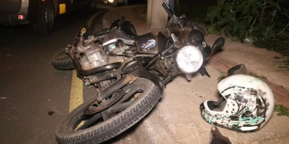 Os socorristas foram acionados por um motorista que passava pelo local e encontrou o jovem caído sobre a moto, já inconsciente