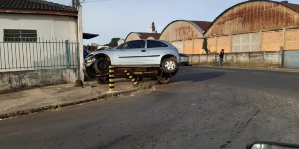 O veículo ficou preso nas estruturas metálicas da calçada