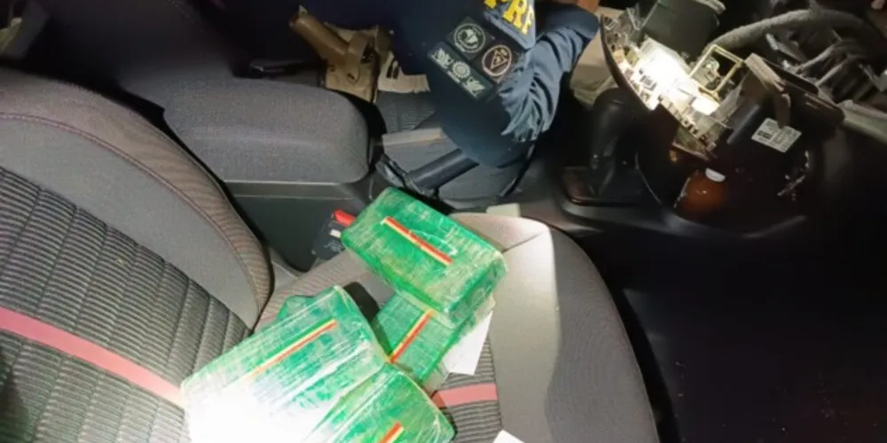 Droga estava escondida dentro do painel do veículo