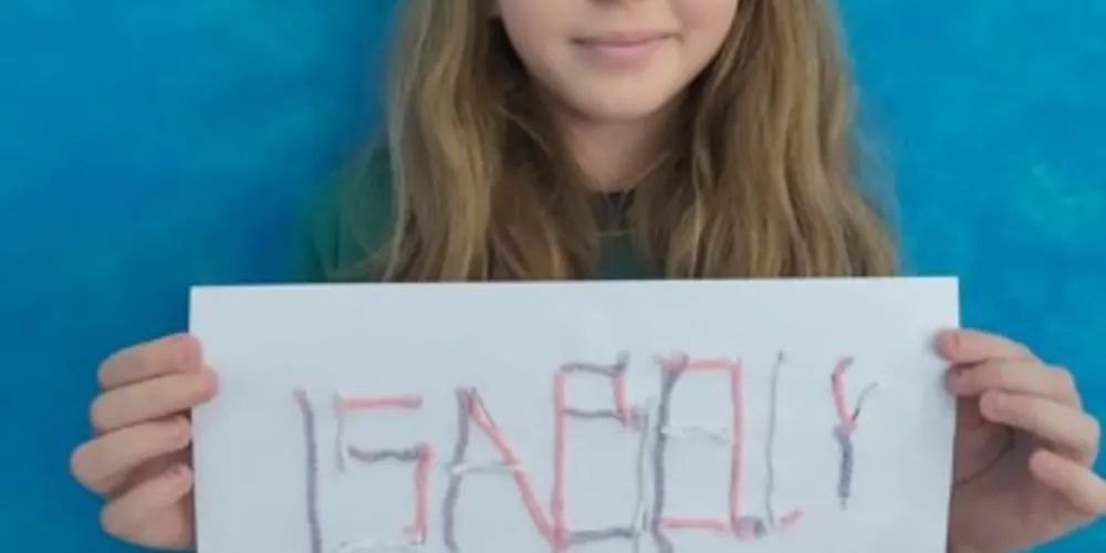 Os alunos confeccionaram peças utilizando polígonos e figuras geomátricas com barbante. Também escreveram seus nomes utilizando barbante com o intuito de representar os segmentos de reta