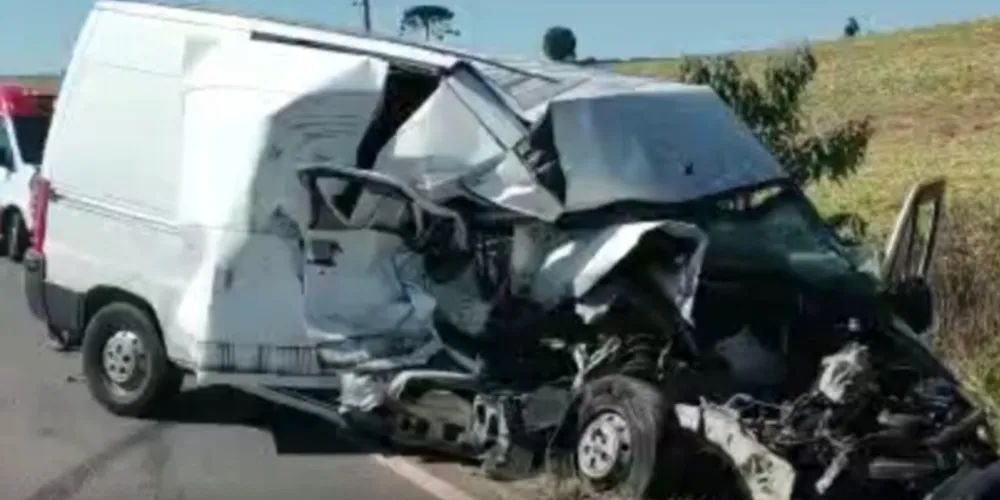 Colisão entre van e caminhão foi na manhã desta terça na PR-438, região do Guaraúna